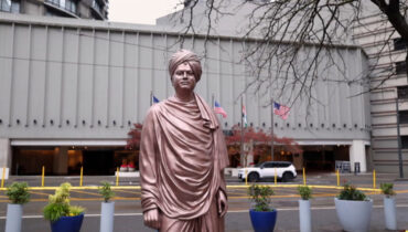 അമേരിക്കയിൽ സ്വാമി വിവേകാനന്ദൻ്റെ വെങ്കല പ്രതിമ അനാച്ഛാദനം ചെയ്തു; സിയാറ്റിലിൽ പ്രതിഷേധവുമായി മാഗ അനുകൂലികൾ