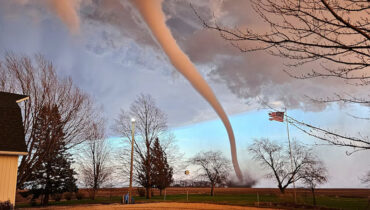 അമേരിക്കയിൽ അതിശക്തമായ  ചുഴലിക്കാറ്റ്: ടെക്സാസ് മുതൽ മിഷിഗൺ വരെ 5 കോടി ജനങ്ങൾ ജാഗ്രതയിൽ, മിന്നൽ പ്രളയത്തിന് സാധ്യത