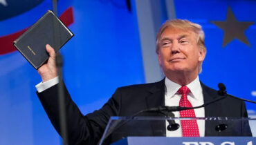 യേശുവാകാൻ ശ്രമിച്ചെന്ന് വിമർശനം; പിന്നാലെ മാരത്തൺ ബൈബിൾ വായനയിൽ പങ്കുചേർന്ന് ട്രംപ്; മാർപ്പാപ്പയുമായി ഇപ്പോഴും ഭിന്നത