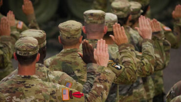 അമേരിക്കയിലെ യുവാക്കൾക്ക് ഇനി രജിസ്ട്രേഷൻ തലവേദനയില്ല; സൈനിക പട്ടികയിൽ പേര് തനിയെ വരും, ആരൊക്കെ ഒഴിവാകും? അറിയാം ഇക്കാര്യങ്ങൾ