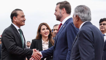 അമേരിക്കൻ വൈസ് പ്രസിഡൻ്റ് വാൻസ് പാകിസ്ഥാനിൽ; നേരിട്ടെത്തി സ്വീകരിച്ച് പാക് സൈനിക മേധാവിയും വിദേശകാര്യ മന്ത്രിയും, ഇനി ഇറാനുമായുള്ള നിർണായക ചർച്ച