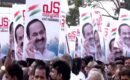 പാർട്ടി വിലക്കിയിട്ടും തെരുവിലിറങ്ങി സതീശൻ അനുകൂലികൾ, ഉമ്മൻചാണ്ടിക്കൊപ്പമുള്ള കെസിയുടെ ഫ്ലെക്സ് കീറിയെറിഞ്ഞു; സെക്രട്ടേറിയറ്റിന് മുന്നിലും പ്രകടനം