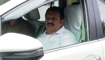 വൈദ്യുതി വകുപ്പ് വേണ്ടെന്ന് കെ മുരളീധരൻ, ഒത്തുതീർപ്പായി ഒരു വകുപ്പ് കൂടെയെന്ന് നേതൃത്വം; വഴങ്ങുമോ എന്ന് കണ്ടറിയണം
