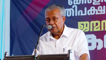 ഒന്നും അവസാനിച്ചിട്ടില്ലെന്ന് വീണ്ടും ഓര്‍മ്മിപ്പിച്ച് പിണറായി വിജയൻ, പുതിയ സർക്കാരിന്‍റെ നയങ്ങൾ നിരീക്ഷിക്കേണ്ട സമയം; കണ്ണൂരിൽ പ്രതിപക്ഷനേതാവിന് സ്വീകരണം