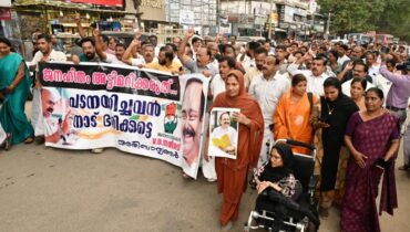 പോര് മുറുകുന്നു; വി ഡി സതീശനെ അനുകൂലിച്ച് പരസ്യ പ്രതിഷേധം നടത്തിയവർക്കെതിരെ അച്ചടക്ക നടപടി, 15ഓളം പേര്‍ക്ക് കാരണം കാണിക്കല്‍ നോട്ടീസ്