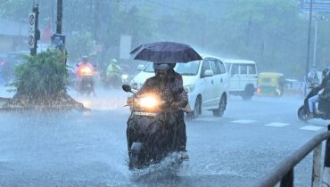 മഴ കനക്കുന്നു! സംസ്ഥാനത്ത്  10 ജില്ലകളിൽ യെല്ലോ അലർട്ട്, ആലപ്പുഴയിൽ ഇടിമിന്നലേറ്റ്  വയോധികൻ മരിച്ചു