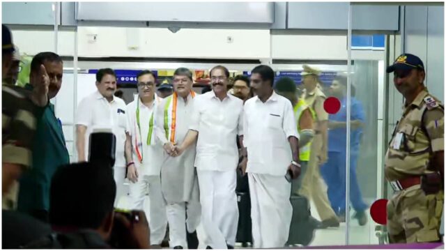 മുഖ്യമന്ത്രിയെ കണ്ടെത്താൻ ഹൈക്കമാൻഡ്  നിയോഗിച്ചു, അതിവേഗം നിരീക്ഷകർ കേരളത്തിൽ, ആന്‍റണിയുമായി ആദ്യ കൂടിക്കാഴ്ച, നാളെ നിർണായക നിയമസഭ കക്ഷി യോഗം
