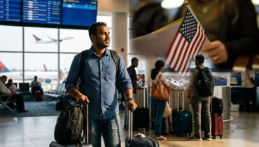 എച്ച്1-ബി വിസയ്ക്ക് ഇളവ്? ഗ്രീൻ കാർഡ് പ്രക്രിയയ്ക്കായി എല്ലാ വിസ ഉടമകൾക്കും യുഎസ് വിടേണ്ടി വരില്ല, തിരുത്തലുമായി ഭരണകൂടം