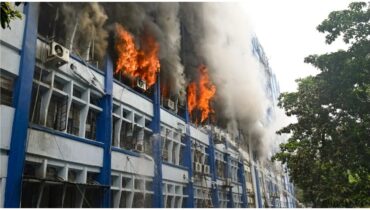 ബംഗാളിൽ സർക്കാർ കെട്ടിടത്തിൽ സൂക്ഷിച്ചിരുന്ന നാലായിരത്തോളം ഇവിഎമ്മുകൾ കത്തിനശിച്ചു, പരസ്പരം ആരോപണവുമായി ബിജെപിയും ടിഎംസിയും; ഉന്നത അന്വേഷണം പ്രഖ്യാപിച്ച് സർക്കാർ