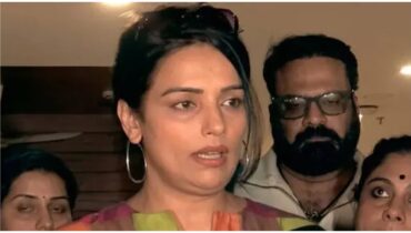 ‘അമ്മ’ ജനറൽ ബോഡിയിൽ നാടകീയ രംഗങ്ങളും പൊട്ടിത്തെറിയും, സ്റ്റേജിൽ കയറി അധ്യക്ഷ സ്ഥാനം രാജിവെക്കുന്നുവെന്ന് പ്രഖ്യാപിച്ച് ശ്വേത; ‘ബിജെപിക്കാരിയാക്കാൻ ശ്രമ’മെന്ന് പരാതി