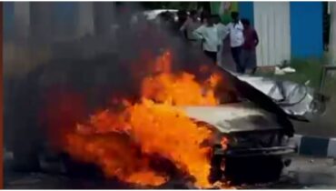 പെൺസുഹൃത്തിനെ കുത്തിപ്പരിക്കേൽപ്പിച്ച ശേഷം യുവാവ് കാറിനുള്ളിൽ പെട്രോൾ ബോംബ് പൊട്ടിച്ച് ജീവനൊടുക്കി, പെൺസുഹൃത്തും ഡ്രൈവറും പുറത്തേക്ക് ചാടി രക്ഷപ്പെട്ടു