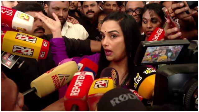 ‘അമ്മ’ കുറ്റാരോപിതരുടെ കൈകളിലേക്ക്, പാവയാകാൻ കഴിയില്ലെന്ന് തുറന്നടിച്ച് ശ്വേത, അധ്യക്ഷ സ്ഥാനം മാത്രമല്ല അംഗത്വവും രാജിവെച്ചു