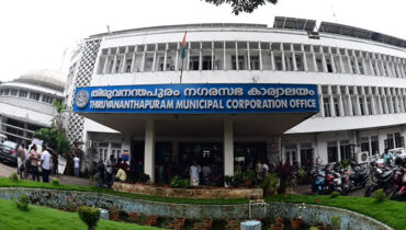 തിരുവനന്തപുരം കോ‌ർപ്പറേഷനുള്ളില്‍ സി പി എം – ബി ജെ പി കൗണ്‍സിലർമാർ തമ്മില്‍ സംഘർഷം, മേയർ വി. വി. രാജേഷിൻ്റെയും ഡെപ്യൂട്ടി മേയറുടേയും രാജി ആവശ്യം ശക്തം