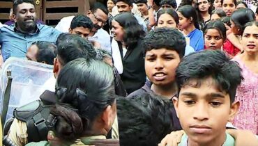 കേരളകലാമണ്ഡലം അധ്യാപക നിയമനത്തിൽ പ്രതിഷേധവുമായി കോൺഗ്രസ്, എതിർപ്പുമായി വിദ്യാർത്ഥികൾ, കൂക്കിവിളി