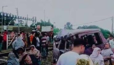 സ്കൂൾ വാനിൽ ട്രെയിൻ ഇടിച്ച് അപകടം, രണ്ട് വിദ്യാർഥികൾ ഉൾപ്പെടെ മൂന്ന് പേർ മരിച്ചു, നിരവധി കുട്ടികൾക്ക് പരിക്ക്