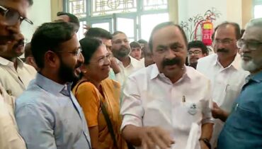 തർക്കത്തിനിടെ ഒരേ വേദിയിൽ മുഖ്യമന്ത്രിയും കെ എസ് യു പ്രസിഡന്റും, കണ്ടില്ലെന്ന് നടിച്ച് സതീശൻ, മുഖം കൊടുക്കാതെ മടങ്ങി; വിഷമം ഉണ്ടെന്ന് അലോഷ്യസ്