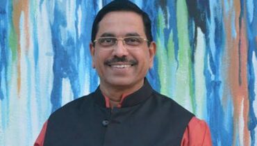 ധർമേന്ദ്ര പ്രധാന് പകരം പ്രഹ്ലാദ് ജോഷി വിദ്യാഭ്യാസമന്ത്രി; രാജി രാഷ്ട്രപതി അംഗീകരിച്ചു
