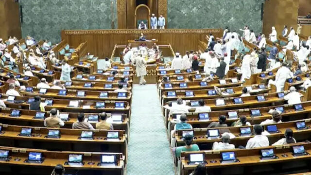 ലോക്‌സഭയിൽ വൻ പ്രതിപക്ഷ ബഹളം; കേന്ദ്ര വിദ്യാഭ്യാസ മന്ത്രിയുടെ രാജി ആവശ്യം ശക്തം, സഭ തിങ്കളാഴ്ച വരെ പിരിഞ്ഞു