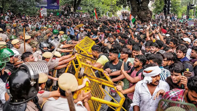 “ചോദ്യപ്പേപ്പർ ചോർച്ച: സമരത്തിൽ അറസ്റ്റിലായ ക്രിമിനൽ പശ്ചാത്തലമില്ലാത്തവരെയും പ്രായപൂർത്തിയാകാത്തവരെയും ഉടൻ മോചിപ്പിക്കണം; സുപ്രീം കോടതിയുടെ നിർണായക ഇടപെടൽ