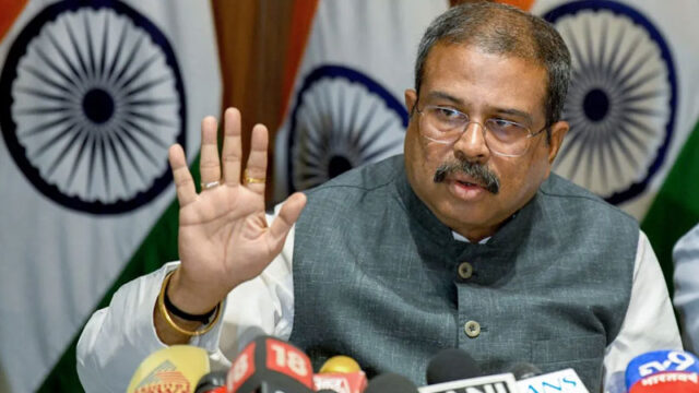 പരീക്ഷാ വിവാദം: സർക്കാരും ബി.ജെ.പിയും കടുത്ത സമ്മർദത്തിൽ; ധർമേന്ദ്ര പ്രധാന്റെ രാജിക്കായി പ്രതിഷേധം ശക്തം, മന്ത്രിയെ തത്‌കാലം കൈവിടേണ്ടതില്ലെന്ന് സൂചന