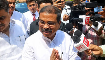 പേപ്പർ ചോർച്ച വിവാദം: ധർമേന്ദ്ര പ്രധാന് പാർലമെൻ്റിൽ എൻ.ഡി.എയുടെ വീരവേൽവേൽപ്പ്; ആഭ്യന്തര മന്ത്രി മാപ്പ് പറയണമെന്ന് പ്രതിപക്ഷം
