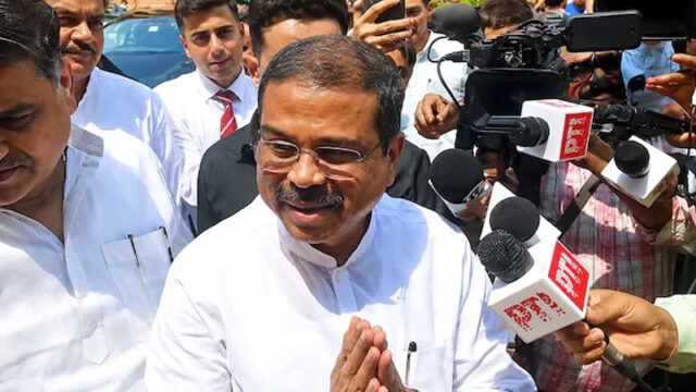 പേപ്പർ ചോർച്ച വിവാദം: ധർമേന്ദ്ര പ്രധാന് പാർലമെൻ്റിൽ എൻ.ഡി.എയുടെ വീരവേൽവേൽപ്പ്; ആഭ്യന്തര മന്ത്രി മാപ്പ് പറയണമെന്ന് പ്രതിപക്ഷം