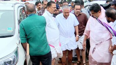 വയനാട് കള്ളാടി ദുരന്തഭൂമിയിൽ പ്രതിപക്ഷ നേതാവ്, ദുരിതബാധിതരെ നേരിൽ കണ്ടു; ‘അവശ്യവസ്തുക്കൾ എത്രയും വേഗം എത്തിക്കണം’, സർക്കാരിന്റെ വീഴ്ചകളിൽ വിമർശനം