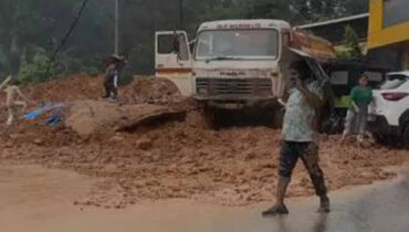 വയനാട് മണ്ണിടിച്ചിൽ; 30-ലേറെപ്പേർ കുടുങ്ങിക്കിടക്കുന്നെന്ന് സംശയം, രക്ഷാപ്രവർത്തനം ഏകോപിപ്പിക്കാൻ മന്ത്രിമാർ സംഭവസ്ഥലത്തേക്ക്