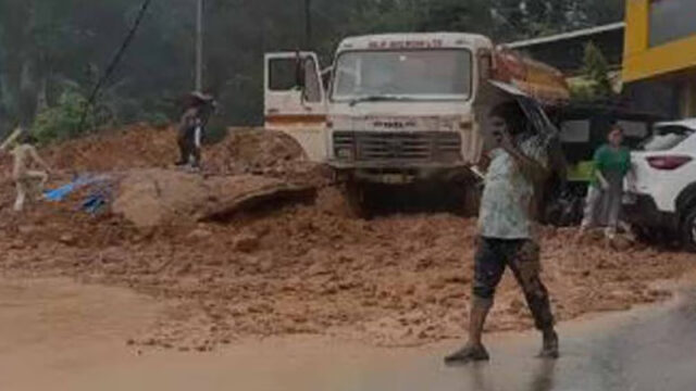 വയനാട് മണ്ണിടിച്ചിൽ; 30-ലേറെപ്പേർ കുടുങ്ങിക്കിടക്കുന്നെന്ന് സംശയം, രക്ഷാപ്രവർത്തനം ഏകോപിപ്പിക്കാൻ മന്ത്രിമാർ സംഭവസ്ഥലത്തേക്ക്, വിവരങ്ങൾ തേടി പ്രിയങ്ക ഗാന്ധി എംപി