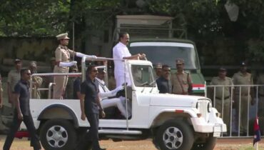 സ്വാതന്ത്ര്യദിനാഘോഷം; തിരുവനന്തപുരം സെൻട്രൽ സ്റ്റേഡിയത്തിൽ ത്രിവർ‌ണ പതാക ഉയർത്തി മുഖ്യമന്ത്രി വിഡി സതീശൻ ⁩