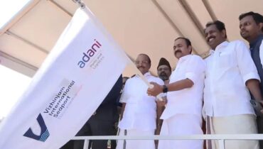 ലോകത്തിലേക്കുള്ള വികസന കവാടമാണ് തുറന്നിരിക്കുന്നത്; വിഴിഞ്ഞം കണ്ടെയ്നർ കവാടം ഉദ്ഘാടനം ചെയ്ത്  മുഖ്യമന്ത്രി, പങ്കെടുക്കാതെ കേന്ദ്രമന്ത്രിയും പ്രതിപക്ഷ നേതാവും