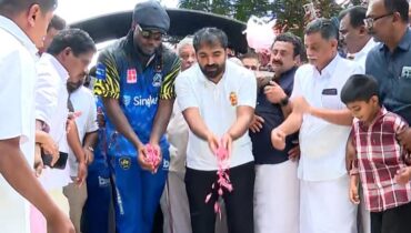 വെസ്റ്റിൻഡീസ് ക്രിക്കറ്റ് താരം ക്രിസ് ഗെയ്ൽ പുതുപ്പള്ളിയിലെത്തി; ഉമ്മൻ ചാണ്ടിയുടെ കല്ലറയിൽ പുഷ്പാർച്ചന നടത്തി
