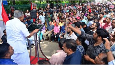 ജീവനക്കാർ ജീവനൊടുക്കേണ്ടിവന്നിട്ടും സിവിൽ സർവീസിലെ മുഖ്യമന്ത്രിയുടെ സ്ഥലംമാറ്റൽ ഭീഷണി അഹന്തയുടെ തെളിവ്, രൂക്ഷ വിമർശനവുമായി പ്രതിപക്ഷ നേതാവ്