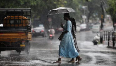 സംസ്ഥാനത്ത് മഴ വീണ്ടും ശക്തമാകുന്നു: പസഫിക്കിലെ ‘ഡോൾഫിൻ’ ചുഴലിക്കാറ്റ് പരോക്ഷ വില്ലൻ; 7 ജില്ലകളിൽ ഓറഞ്ച് അലർട്ട്; നാളെ അതിതീവ്ര മഴയ്ക്ക് സാധ്യത