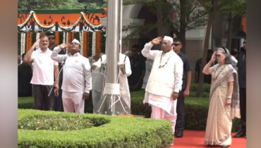എ.ഐ.സി.സി ആസ്ഥാനത്ത് വന്ദേമാതരം ആലാപനം വിവാദത്തിൽ; തടസ്സപ്പെടുത്താൻ ശ്രമിച്ച് സോണിയയും ഖർഗെയും, പാട്ട് പൂർത്തിയാക്കി ഗായകർ