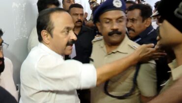 ‘ഞാൻ നിങ്ങളെ കാണുന്നില്ല, മാറി നിൽക്കൂ’, ‘സ്പോൺസർ, സംഭാവന’ ചോദ്യങ്ങളിൽ മാധ്യമങ്ങളോട് രോഷം പ്രകടിപ്പിച്ച് മുഖ്യമന്ത്രി വിഡി സതീശൻ