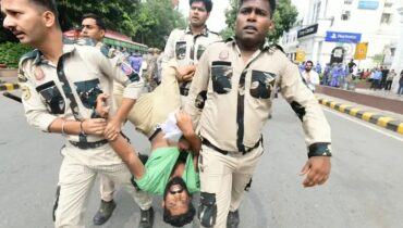 ഇടത് വിദ്യാർഥി-യുവജനസംഘടനകളുടെയും സിജെപിയുടേയും  കൊണാട്ട് പ്ലേസിലെ പ്രതിഷേധത്തിൽ  ഡൽഹി പൊലീസിൻ്റെ നരനായാട്ട്; ജോൺ ബ്രിട്ടാസ് എംപിയെ അറസ്റ്റ് ചെയ്ത് പൊലീസ്