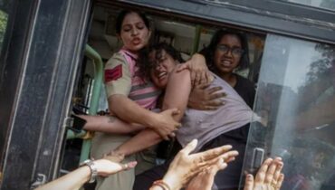 പ്രതിഷേധക്കാരെ നിയമവിരുദ്ധമായി തടങ്കലിലാക്കരുത്; മെട്രോയും ഇന്റർനെറ്റും സാധാരണ നിലയിൽ പ്രവർത്തിക്കണമെന്ന് സുപ്രീംകോടതി