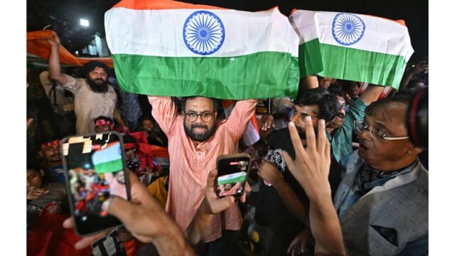 ലെഹ്റാ ദോ തിരംഗ; എത്രപേരെ കസ്റ്റഡിയിലെടുത്താലും പ്രക്ഷോഭം മുന്നോട്ടെന്ന് ബ്രിട്ടാസ്, ദേശീയപതാകയേന്തി  ഇടത് എംപിമാരും