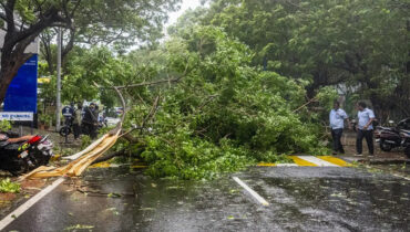 ആന്ധ്രയെ ഉലച്ച് അർണബ് ചുഴലിക്കാറ്റ്; മൂന്ന് മരണം, ഒഡീഷയിലും കനത്ത ജാഗ്രത, മുപ്പതിനായിരത്തിലേറെ പേരെ മാറ്റിപ്പാർപ്പിച്ചു
