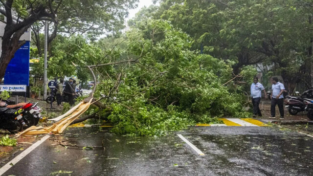 ആന്ധ്രയെ ഉലച്ച് അർണബ് ചുഴലിക്കാറ്റ്; മൂന്ന് മരണം, ഒഡീഷയിലും കനത്ത ജാഗ്രത, മുപ്പതിനായിരത്തിലേറെ പേരെ മാറ്റിപ്പാർപ്പിച്ചു
