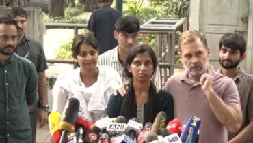 “ക്രൂരമായി മർദ്ദിച്ചിട്ടും അവൾ ഭയന്നില്ല, ഞങ്ങളുടെ സിംഹക്കുട്ടി”; പൊലീസ് മർദ്ദനമേറ്റ വനിതാ പ്രവർത്തകയെ ചേർത്തുപിടിച്ച് രാഹുൽ ഗാന്ധി