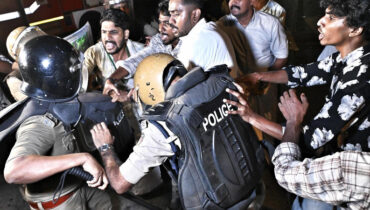 തലസ്ഥാനത്ത് യൂത്ത് കോൺഗ്രസ് – എസ്എഫ്ഐ ഏറ്റുമുട്ടൽ: രാത്രിയിൽ നഗരം യുദ്ധക്കളമായി; ഇന്ന് സംസ്ഥാനത്ത് എസ്എഫ്ഐ പഠിപ്പുമുടക്കും