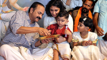 കുരുന്നുകൾക്ക് ഹരിശ്രീ കുറിച്ച് മുഖ്യമന്ത്രി; പറവൂരിൽ 25-ഓളം കുരുന്നുകൾക്ക് ആദ്യാക്ഷരം കുറിച്ചു
