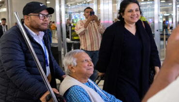 “നീ തീവ്രവാദിയാണ്, എന്തിന് ഇങ്ങോട്ട് വന്നു?”; ന്യൂയോർക്ക് വിമാനത്താവളത്തിൽ മുഹമ്മദ് യൂനുസിനെ വളഞ്ഞ് ബംഗ്ലാദേശ് പ്രവാസികൾ; നാടകീയ രംഗങ്ങൾ